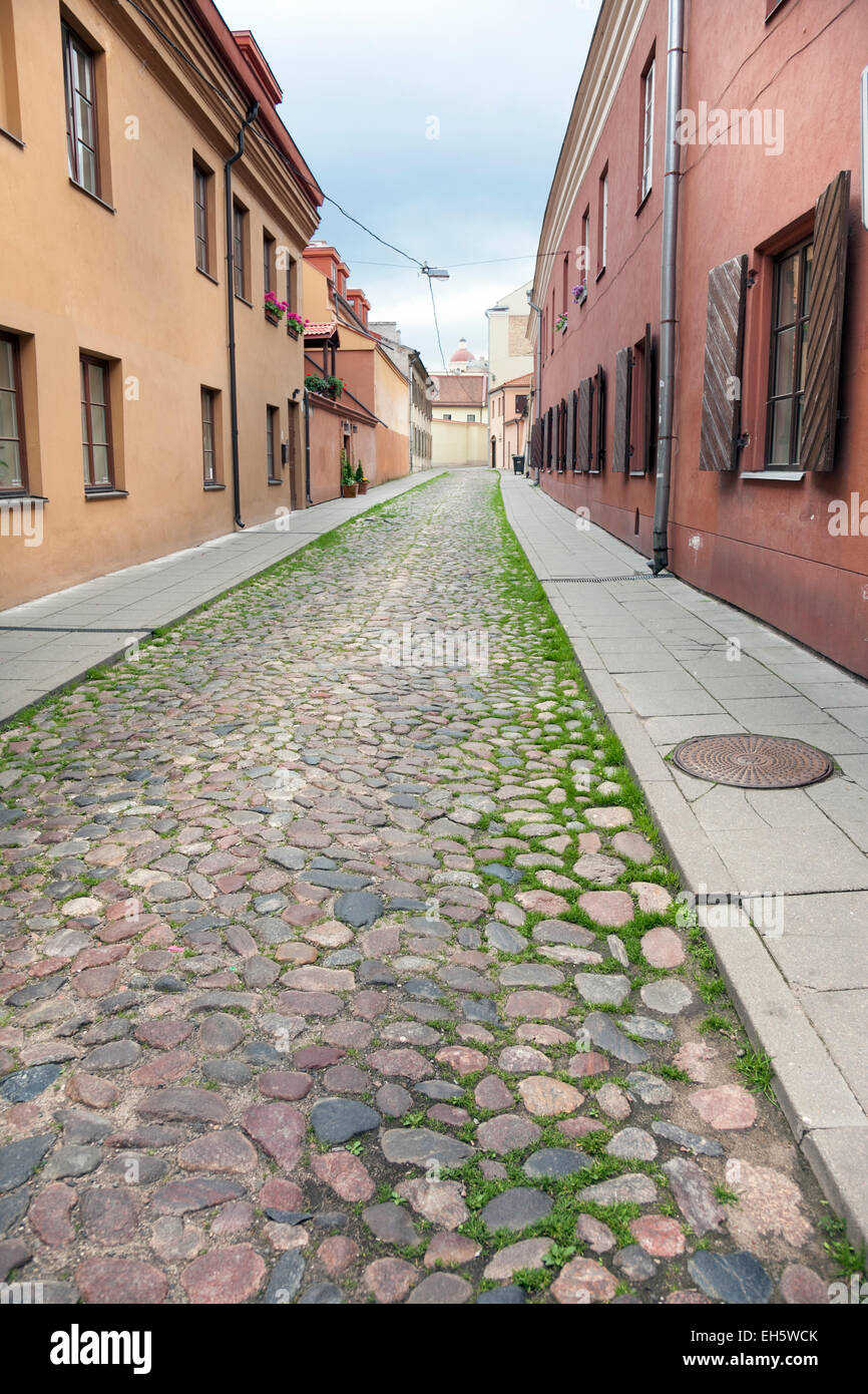 Seitenstraße gepflastert mit Steinen in Vilnius, Litauen Stockfoto
