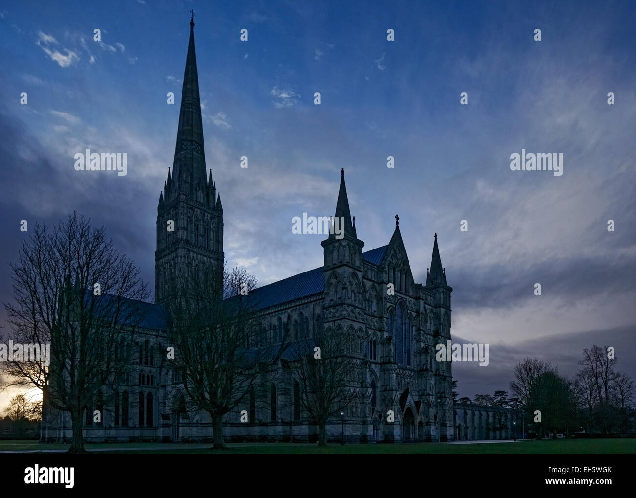 Kathedrale von Salisbury Diözese vor Sonnenaufgang-Westend, North Tür, Langhaus, Querschiff & Spire Stockfoto