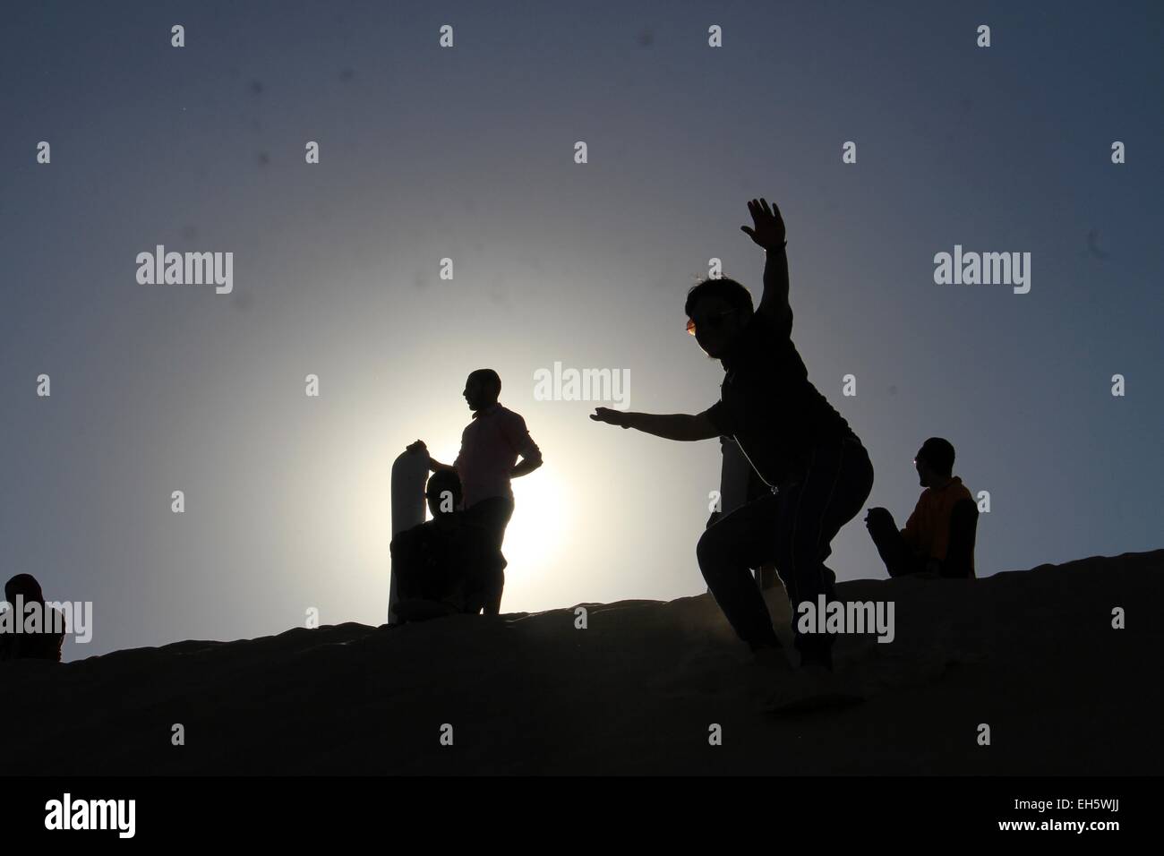 Fayoum, Ägypten. 7. März 2015. Junge Ägypter Skifahren im Sand in Jabal Manqueer Al-Rayan in Fayoum, Ägypten, 7. März 2015. © Ahmed Gomaa/Xinhua/Alamy Live-Nachrichten Stockfoto