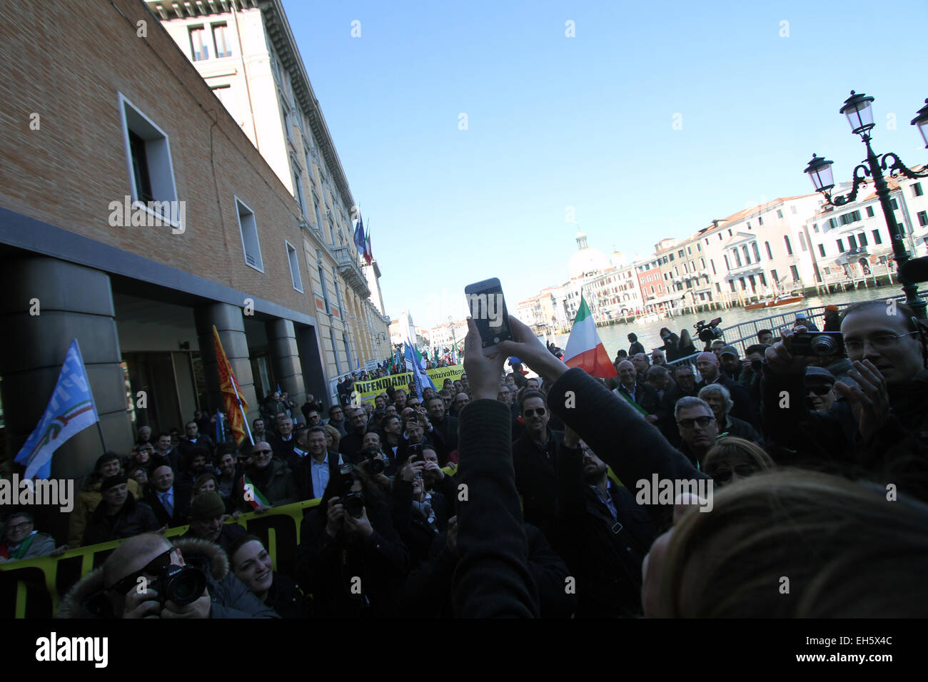 Venedig, Italien. 7. März 2015. Giorgia Meloni Führer der Fratelli d ' Italia Alleanza Nazionale Party machen ein Selbstporträt mit Menschen während nationale Demonstration organisiert von der politischen Partei "Fratelli d ' Italia Alleanza Nazionale" gegen die Regierung Renzi, in Fragen der Sicherheit. Bildnachweis: Andrea Spinelli/Alamy Live-Nachrichten Stockfoto