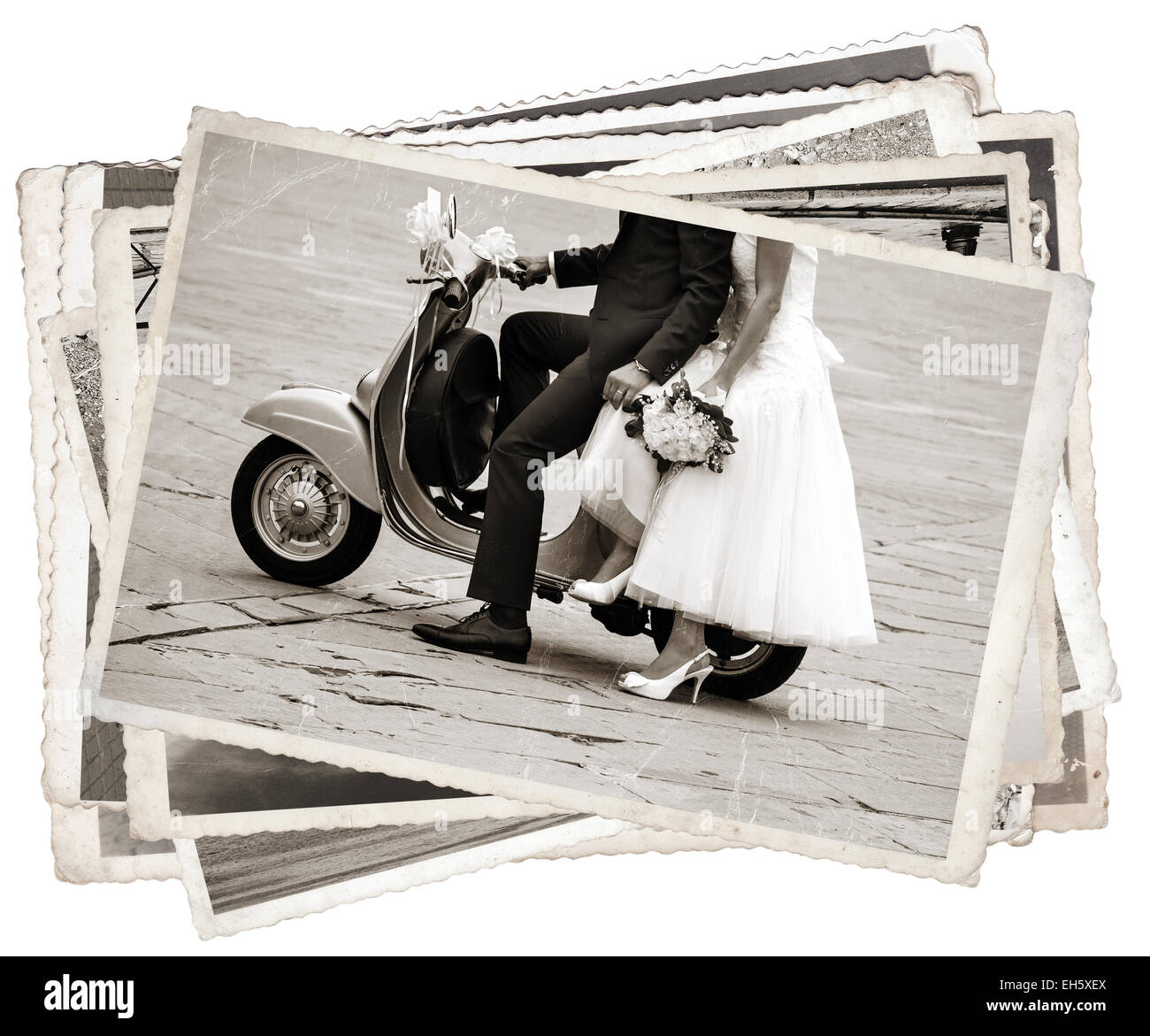 Vintage-Fotografien mit jungen frisch vermählte just married, posiert auf einem alten grauen scooter Stockfoto