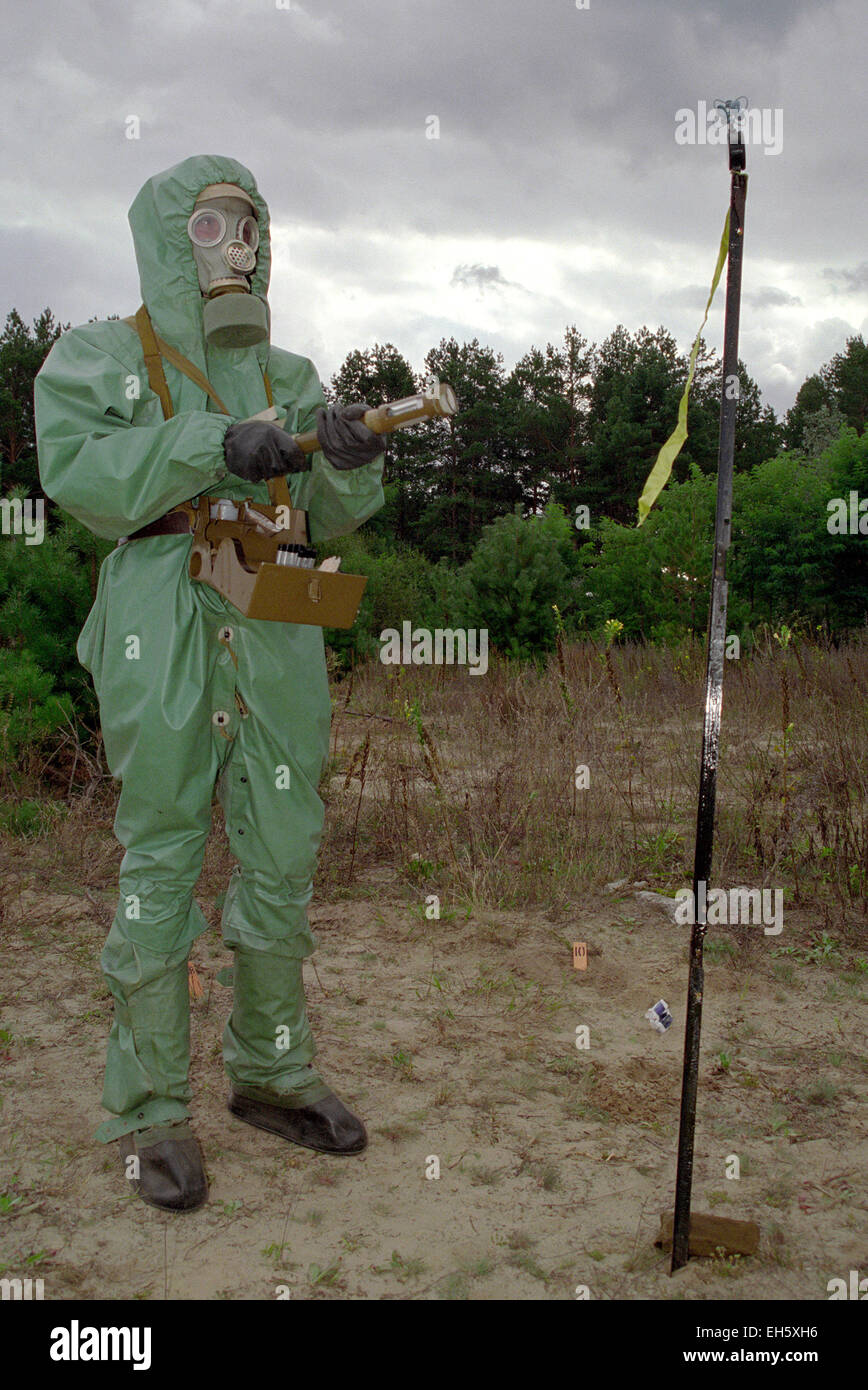 Soldat im Schutzanzug reconnoiters chemische Waffen Stockfoto