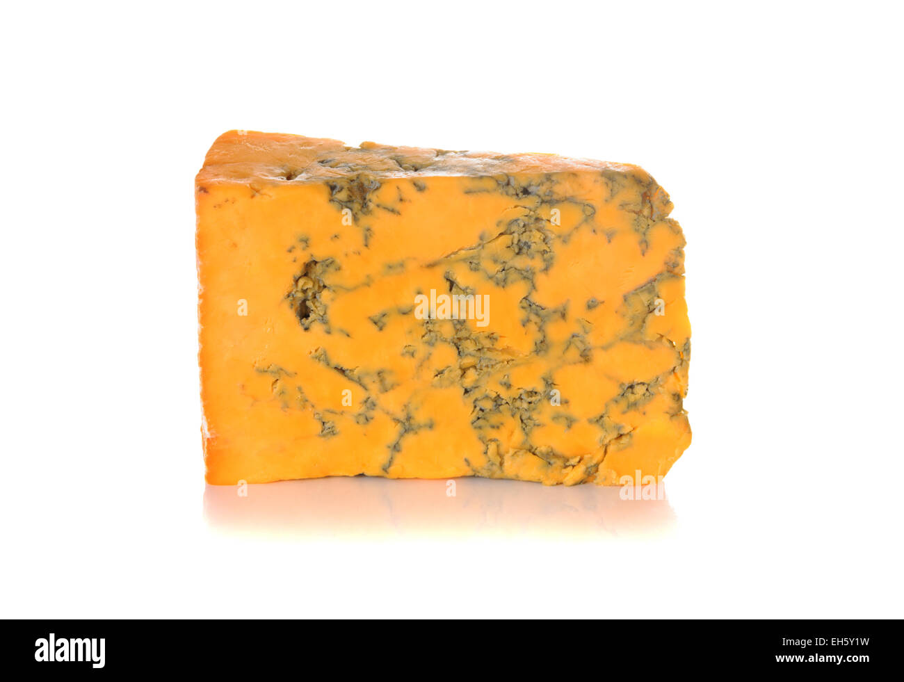 Keil von Shropshire Blue Käse auf weißem Hintergrund Stockfoto