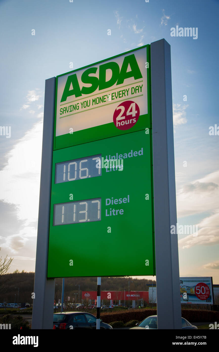 Kraftstoffpreise auf einem Vorplatz des Asda Tankstelle melden - März 2015 Stockfoto
