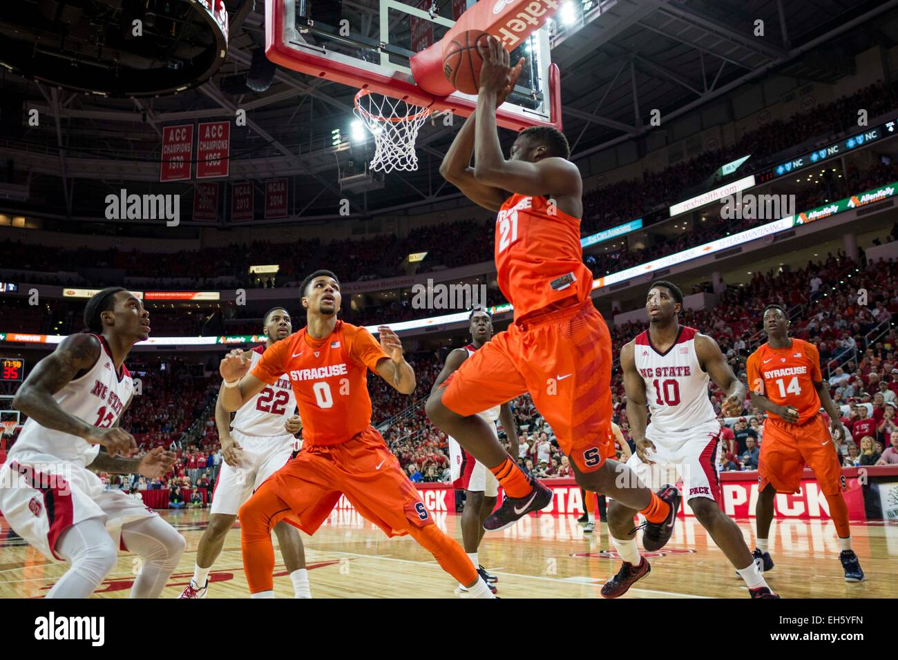 Raleigh, NC, USA. 7. März 2015. Syrakus F Tyler Roberson (21) versucht, den Ball inbounds während der NCAA Basketball Spiel zwischen Syrakus und NC State in PNC Arena am 7. März 2015 in Raleigh, North Carolina. Jacob Kupferman/CSM/Alamy Live-Nachrichten Stockfoto