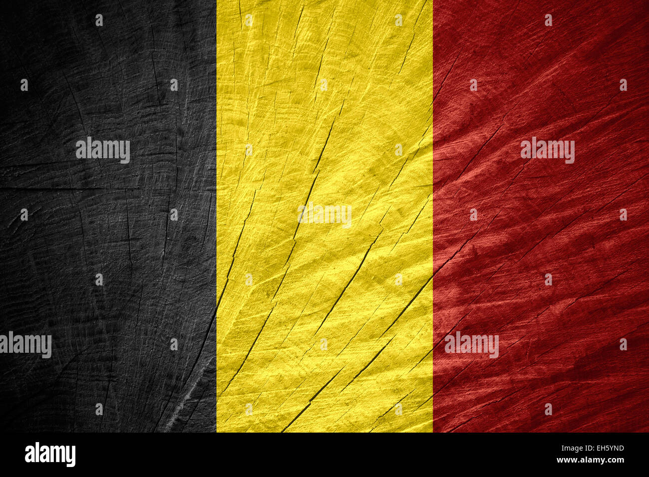 Belgien-Flagge oder belgischen Banner auf Holz Textur Stockfoto