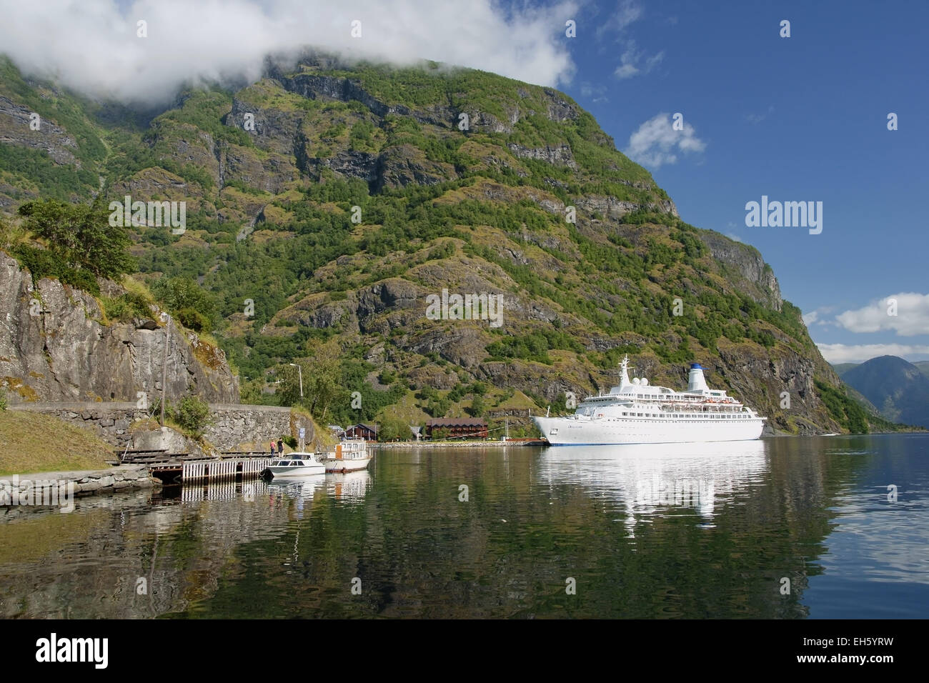 MV Discovery am Liegeplatz in den norwegischen Fjorden Stockfoto