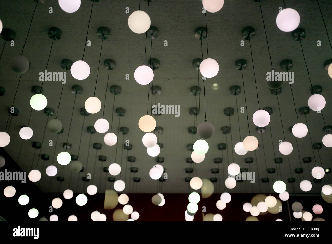 Lampen Aufhängen an der Decke für den Hintergrund. Stockfoto