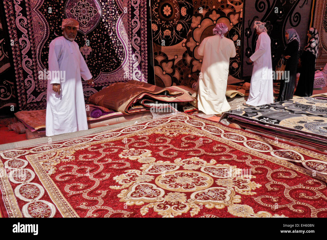 Verkauf und Kauf von Teppichen am Mittwoch (Frauen-) Markt, Ibra, Oman Stockfoto