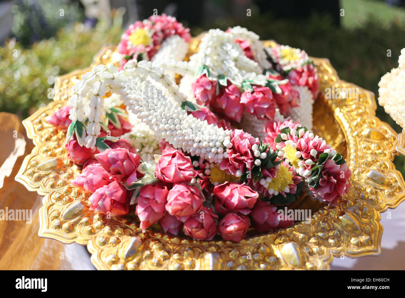 Girlande aus Blumen in Utensil für den Gottesdienst. Stockfoto