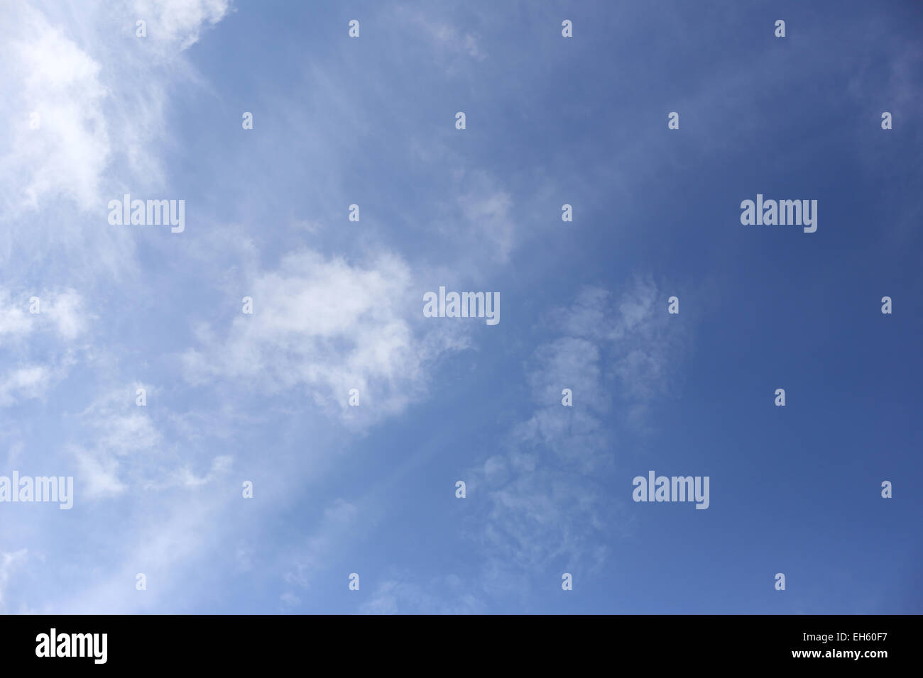 Blauer Himmel und Wolken für den Natur-Hintergrund. Stockfoto