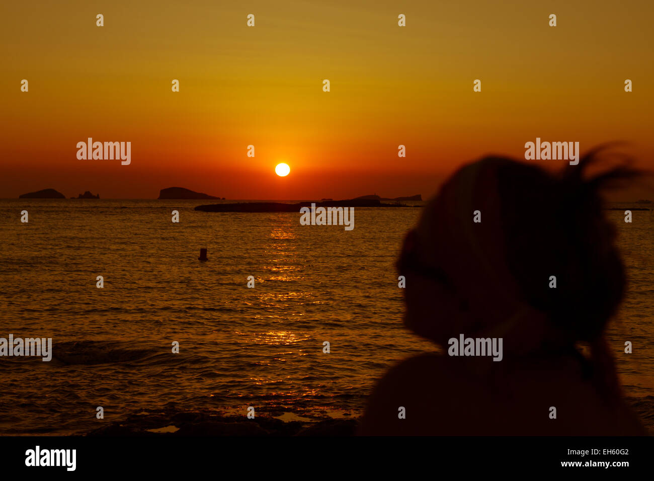 Sonnenuntergang am Strand (Cala Conta), Ibiza, Spanien Stockfoto