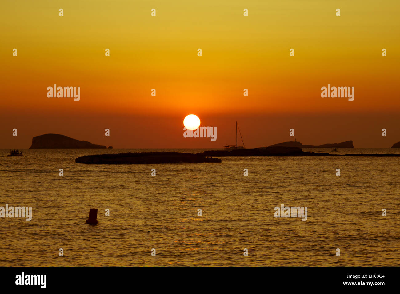 Sonnenuntergang am Strand (Cala Conta), Ibiza, Spanien Stockfoto