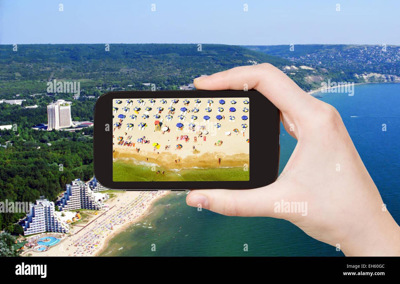 Reisen Sie Konzept - Touristen nehmen Foto von Albena Sand Strand auf mobile Gadget, Bulgarien Stockfoto