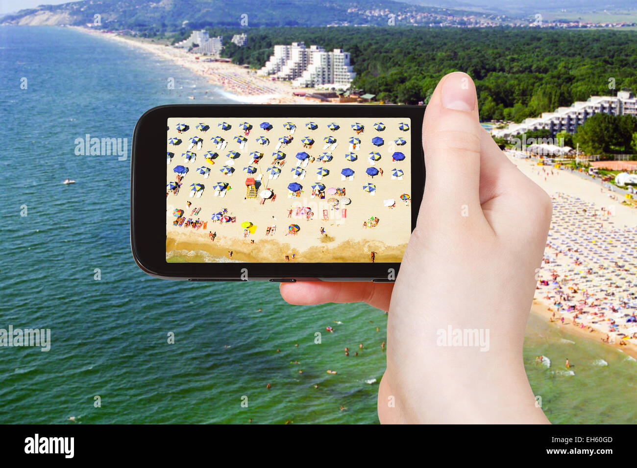 Reisen Sie Konzept - Touristen nehmen Foto Luftaufnahme von Albena Sand Strand auf mobile Gadget, Bulgarien Stockfoto