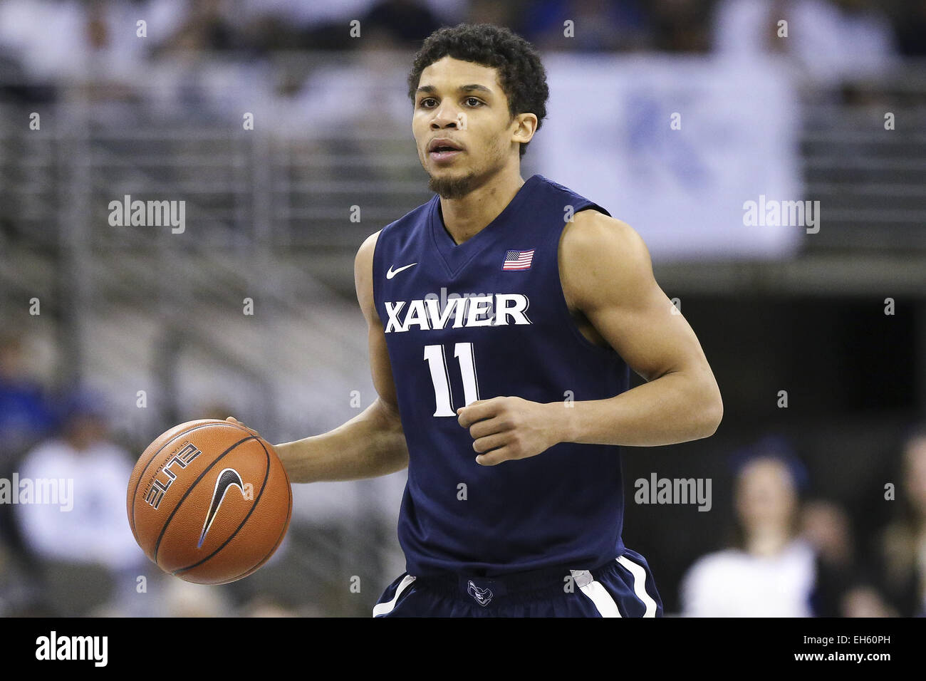 Omaha, Nebraska, USA. 7. März 2015. Xavier Musketeers Wache DEE DAVIS (11) dribbelt den Ball. Xavier besiegte Creighton (74 / 73) in einem Spiel im CenturyLink Center in Omaha, Nebraska. © Mark Kuhlmann/ZUMA Wire/ZUMAPRESS.com/Alamy Live-Nachrichten Stockfoto