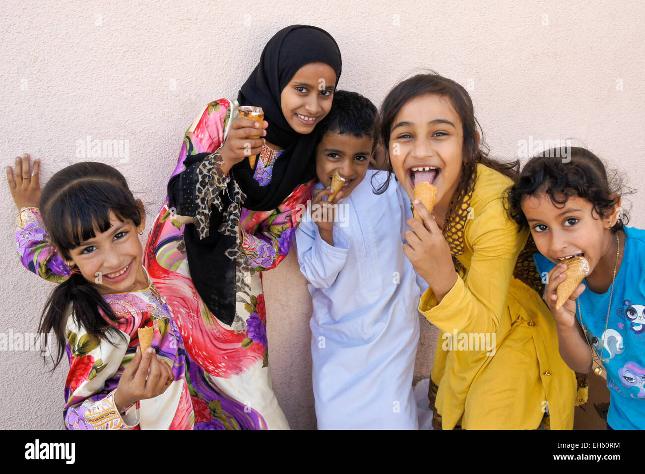 Kinder essen Eiscreme-Kegel und albern, Nizwa, Oman Stockfoto