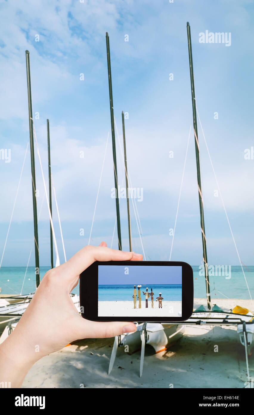 Reisen Sie Konzept - Touristen nehmen Foto der Atlantik-Küste in Varadero auf mobile Gadget, Kuba Stockfoto