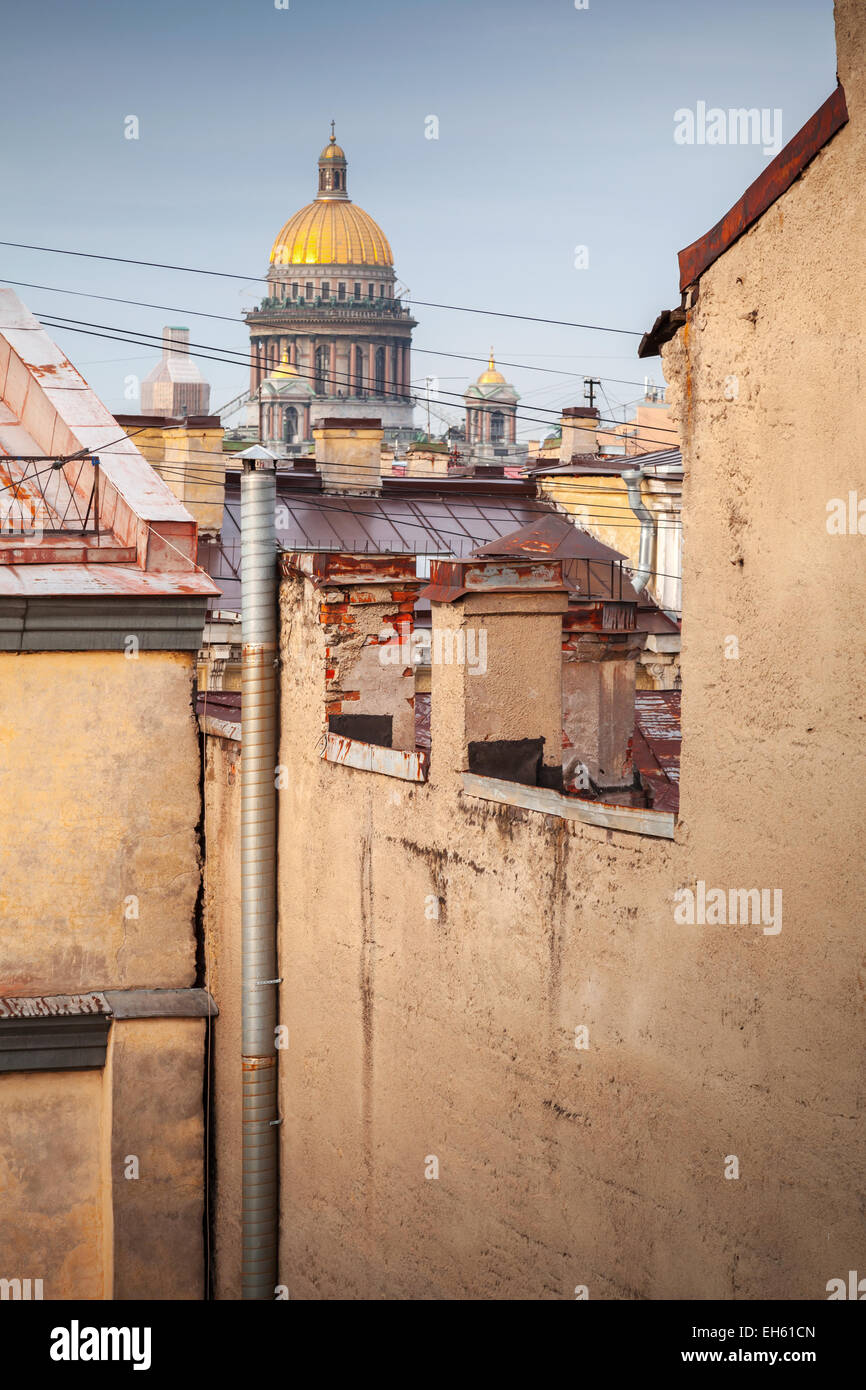 Sankt-Petersburg, Russland. Stadtbild der Innenstadt Altstadt mit St. Isaac Domkuppel, Blick vom Dach Stockfoto