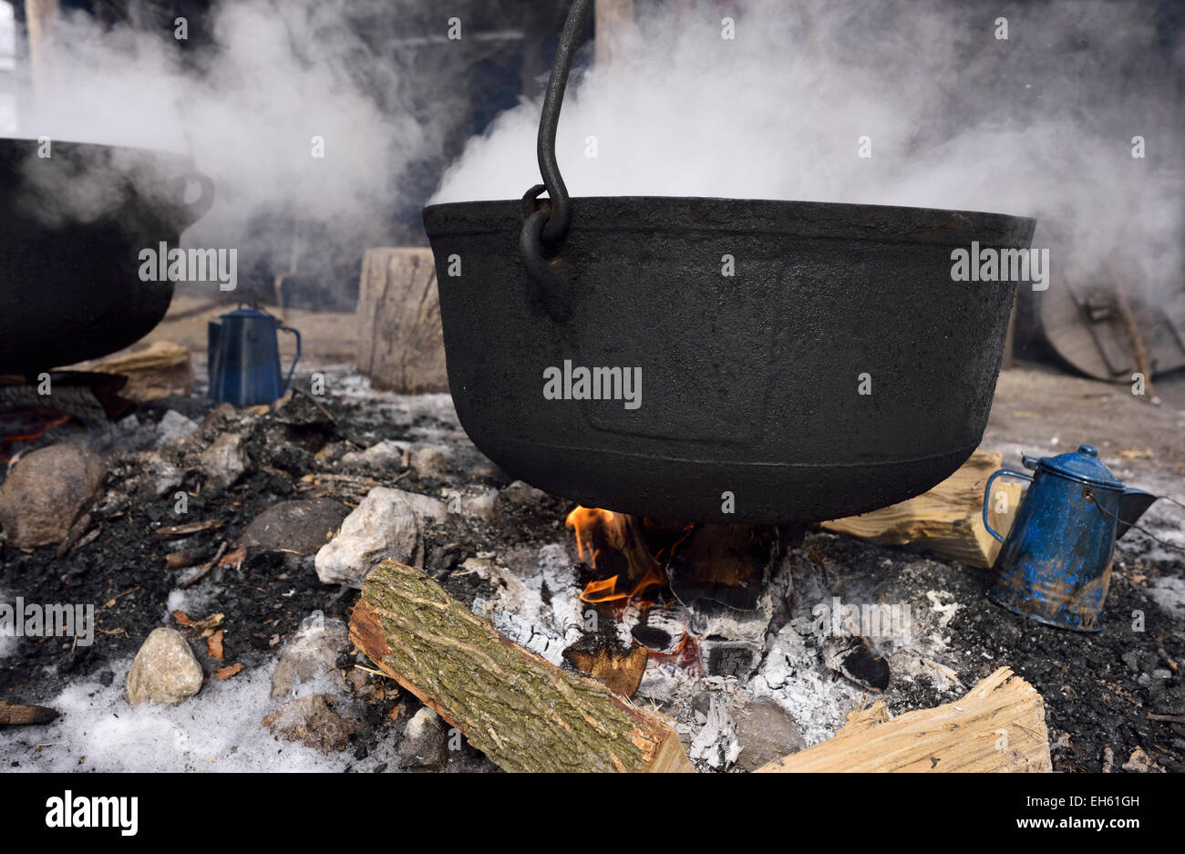 Traditionelle Methode der Sap in Gusseisen Kessel im Freien, Ahornsirup Ontario Kanada produzieren verdampfen Stockfoto