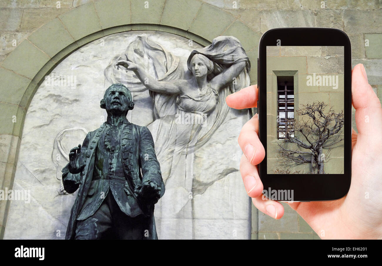 Reisen Sie Konzept - Touristen nehmen Foto von Wänden und Statue von Major Davel im Schloss Saint-Maire in Lausanne, Schweiz auf mobi Stockfoto