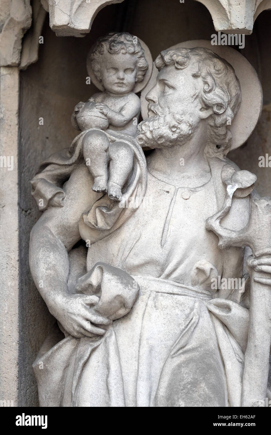 Saint Christopher, auf dem Portal der Pfarrkirche des Heiligenblut in Graz, Steiermark, Österreich am 10. Januar 2015. Stockfoto