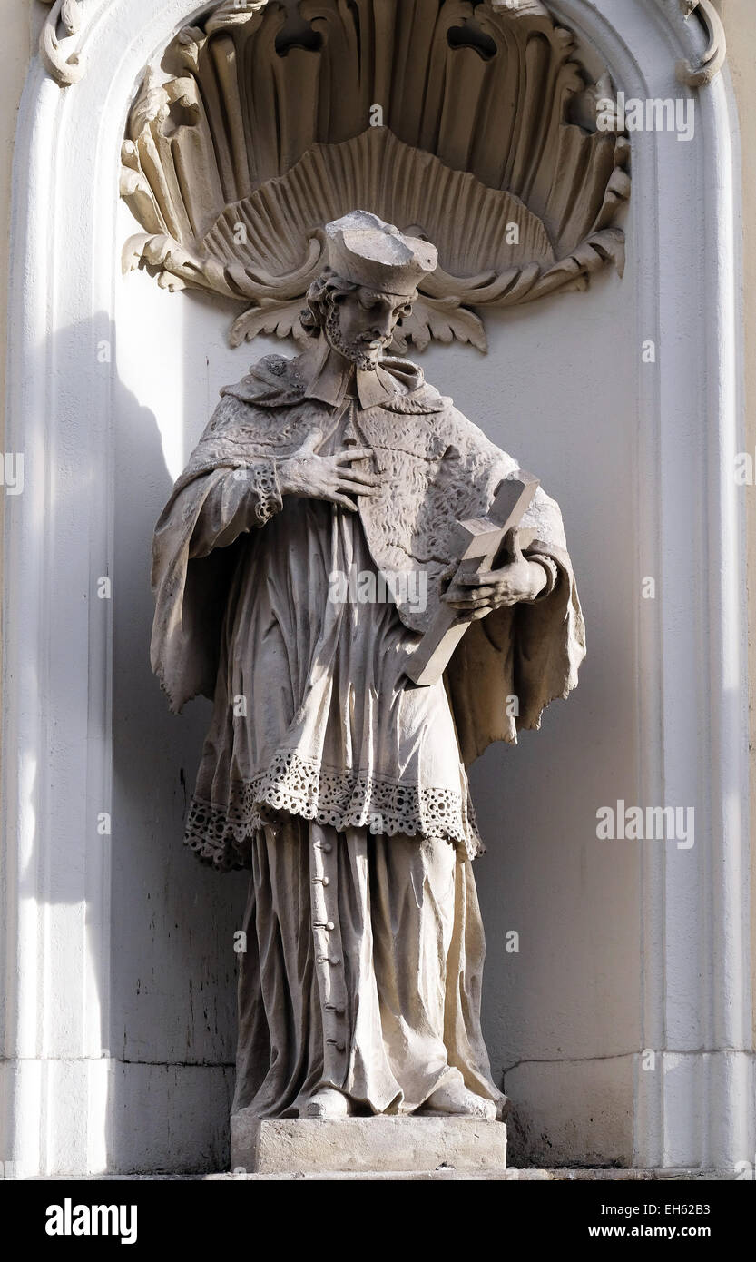 Heiligen Johannes von Nepomuk an der Fassade der Pfarrkirche des Heiligenblut in Graz, Steiermark, Österreich am 10. Januar 2015. Stockfoto