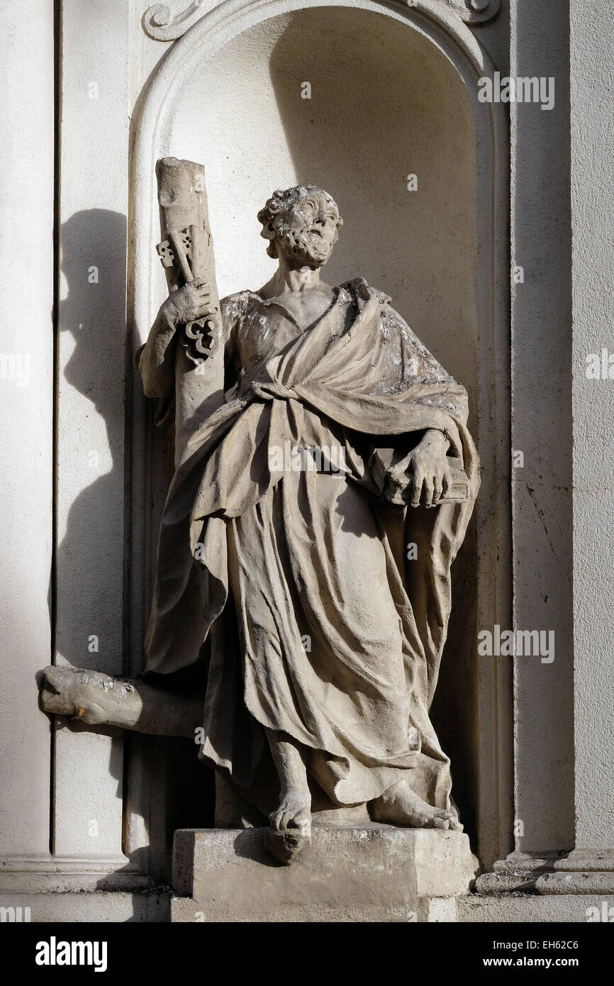 Saint Peter der Apostel an der Fassade der Pfarrkirche des Heiligen Blutes in Graz, Steiermark, Österreich am 10. Januar 2015. Stockfoto