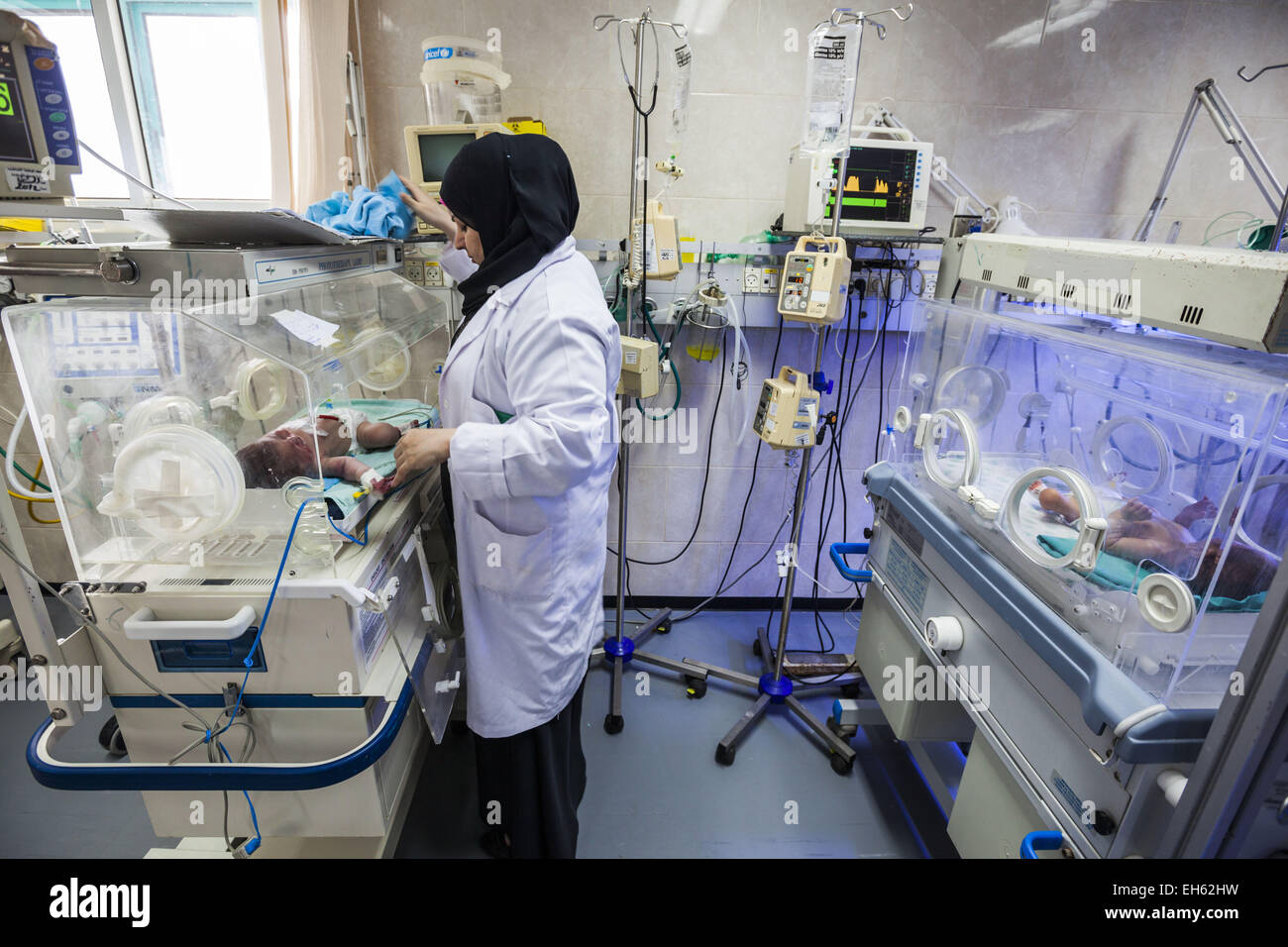 Gaza, Gaza, Palästinensische Gebiete. 1. Oktober 2014. Eine Krankenschwester Frau prüft den Gesundheitszustand des Neugeborenen im Al-Shifa Krankenhaus im Gaza-Streifen. © Celestino Arce/ZUMA Wire/ZUMAPRESS.com/Alamy Live-Nachrichten Stockfoto