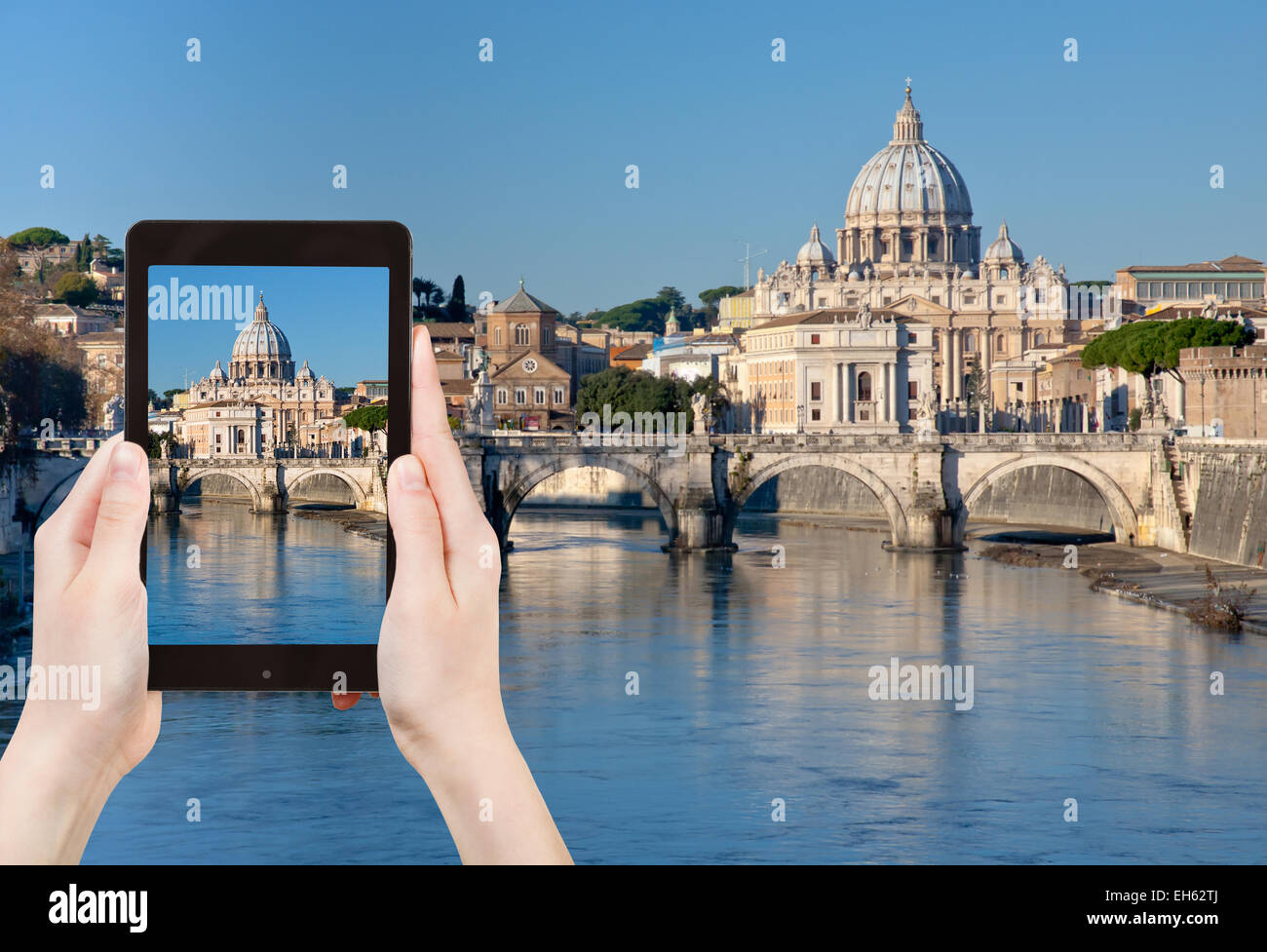 Reisen Sie Konzept - Touristen nehmen Foto von Rom Stadtbild mit St. Peter Basilika auf mobile Gadget, Italien Stockfoto