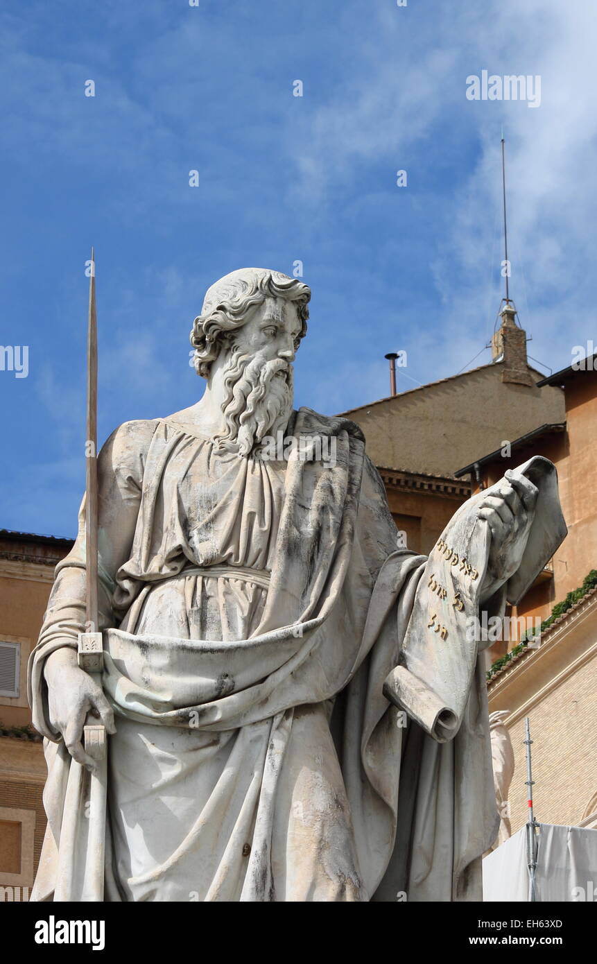 Statue des Heiligen Paulus der Apostel mit dem Kamin der Sistina Kapelle auf dem Hintergrund. Der Staat der Vatikanstadt Stockfoto