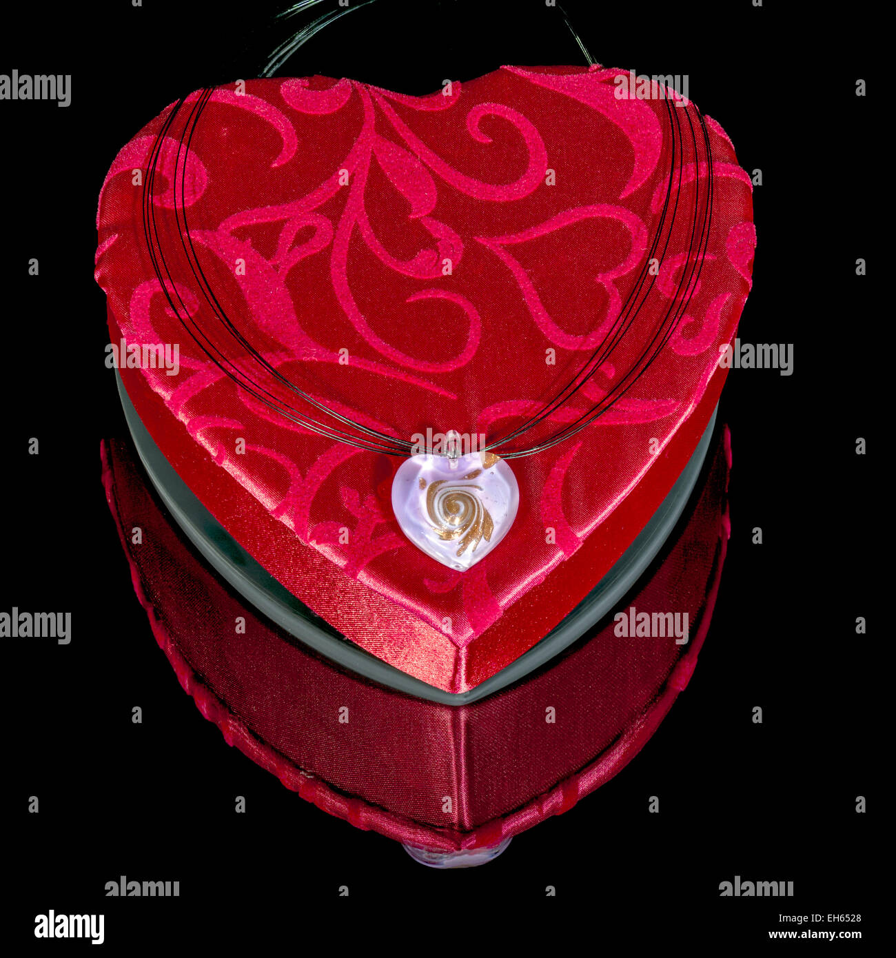 Valentines herzförmige Schachtel mit einem Anhänger drauf Stockfoto