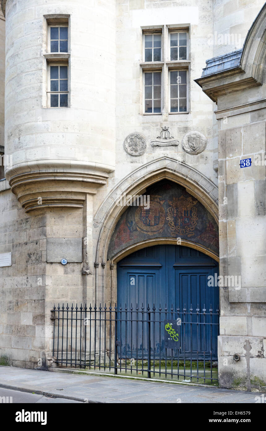 Tor und Türme aus dem 14. c. Hôtel d'Olivier de Clisson waren eingebettet in das 18. Jh. Hôtel de Soubise, heute Teil der National Archives. Stockfoto
