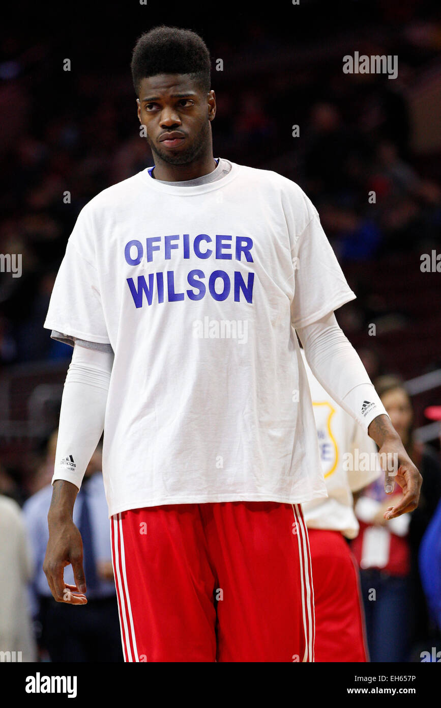 Philadelphia, Pennsylvania, USA. 7. März 2015. Philadelphia 76ers Zentrum Judy Noel (4) erwärmt sich während des Tragens ein T-shirt für die Erschlagenen Philadelphia Police Officer Robert Wilson III während der NBA-Spiel zwischen den Atlanta Hawks und die Philadelphia 76ers im Wells Fargo Center in Philadelphia, Pennsylvania. © Csm/Alamy Live News Bildnachweis: Cal Sport Media/Alamy Live News Stockfoto