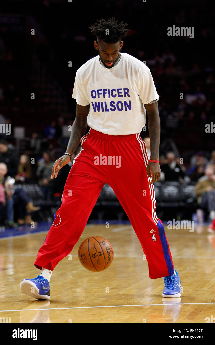 Philadelphia, Pennsylvania, USA. 7. März 2015. Philadelphia 76ers bewachen JaKarr Sampson (9) erwärmt sich während des Tragens ein T-shirt für die Erschlagenen Philadelphia Police Officer Robert Wilson III während der NBA-Spiel zwischen den Atlanta Hawks und die Philadelphia 76ers im Wells Fargo Center in Philadelphia, Pennsylvania. © Csm/Alamy Live News Bildnachweis: Cal Sport Media/Alamy Live News Stockfoto