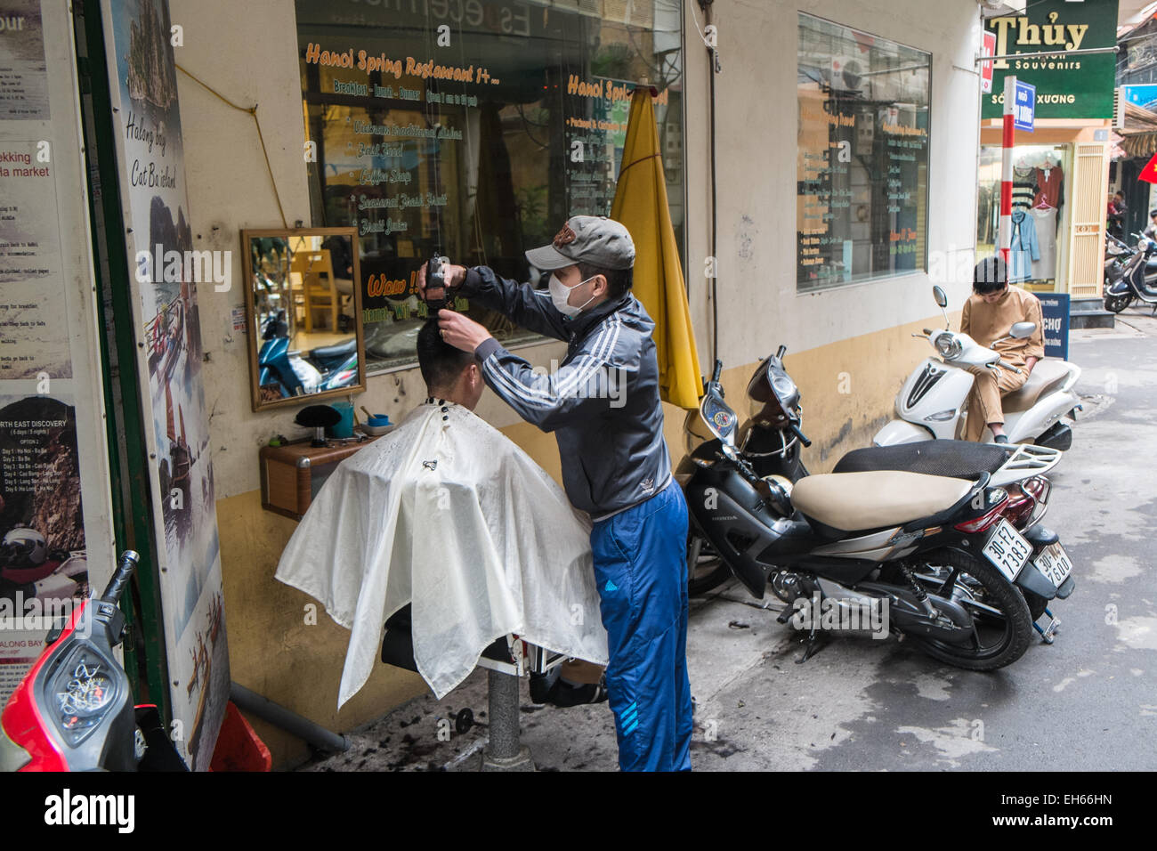 Kerl, Haarschnitt von einem auf der Straße, Friseur, Basic, Einrichten, Friseur, Salon, in Han Noi, Hanoi, Vietnam, Asien, Asiatisch, Stockfoto