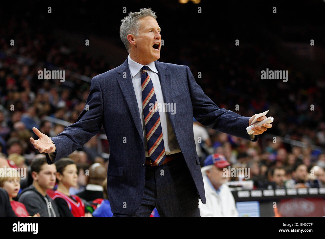 Philadelphia, Pennsylvania, USA. 7. März 2015.  Philadelphia 76ers Cheftrainer Brett Brown während der NBA-Spiel zwischen den Atlanta Hawks und die Philadelphia 76ers im Wells Fargo Center in Philadelphia, Pennsylvania reagiert. Die Philadelphia 76ers gewann 92-84. Bildnachweis: Cal Sport Media/Alamy Live-Nachrichten Stockfoto