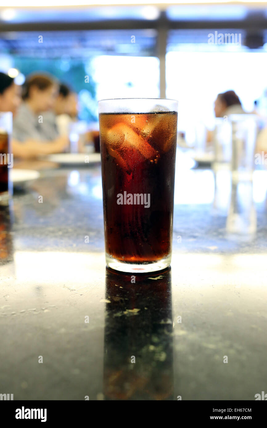 Trinken Cola in Glas auf Geschirr. Stockfoto