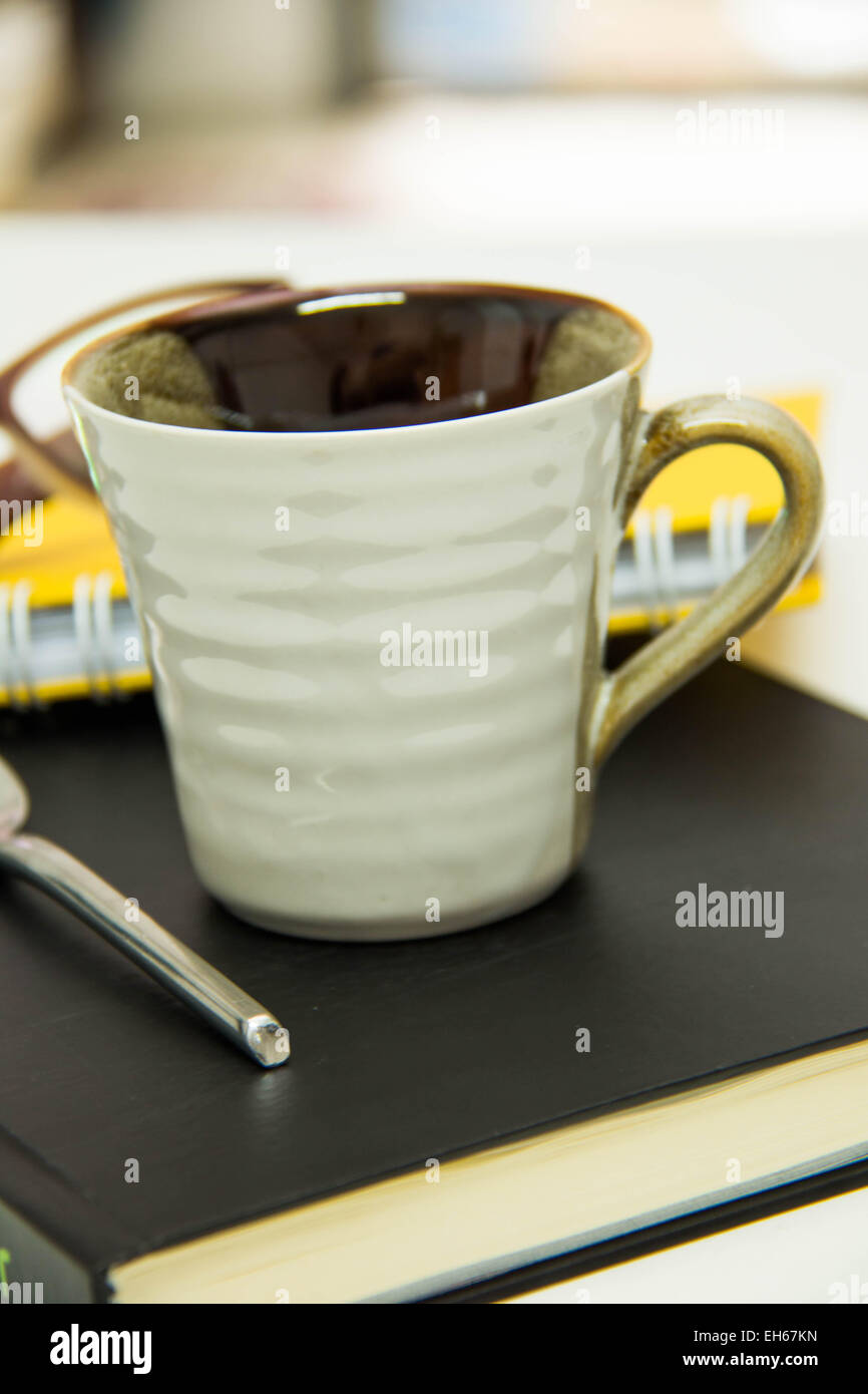 Nahaufnahme des Business Objekte Papiere Tassen Kaffee Gläser Stockfoto