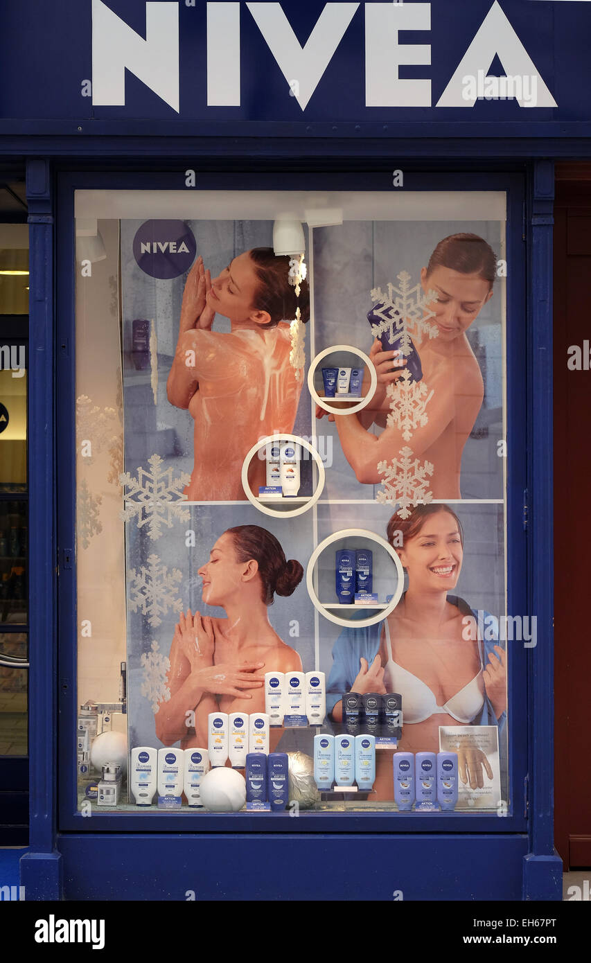 NIVEA-Shop. NIVEA ist eine globale Haut- und Körperpflege Marke, die im Besitz von der deutschen Firma Beiersdorf, Graz, Steiermark, Österreich auf Stockfoto