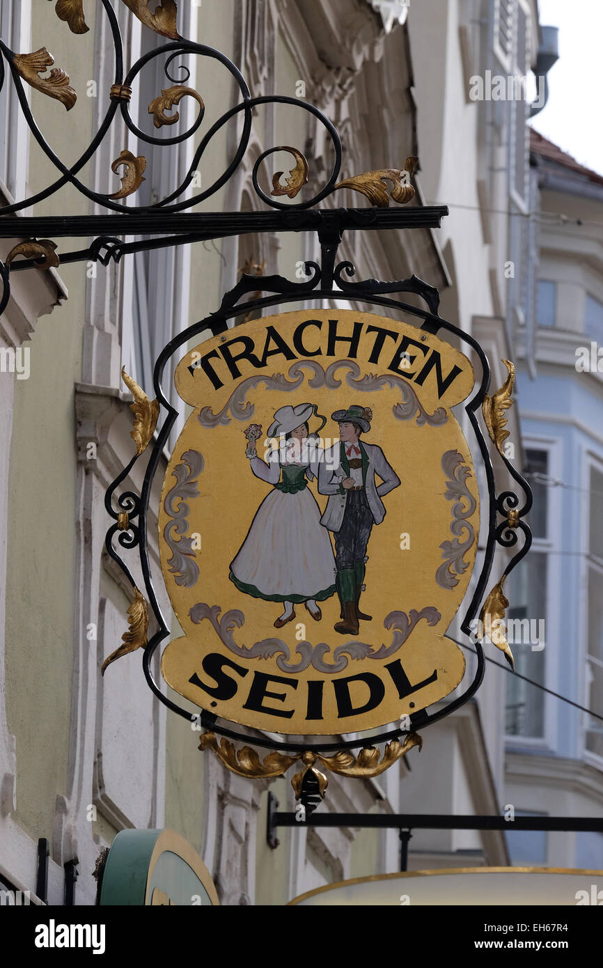 Alten Shop anmelden für Trachten Seidl gemacht des Wrought Eisens, draußen laden in der Altstadt von Graz, Steiermark, Österreich am Januar hängen Stockfoto