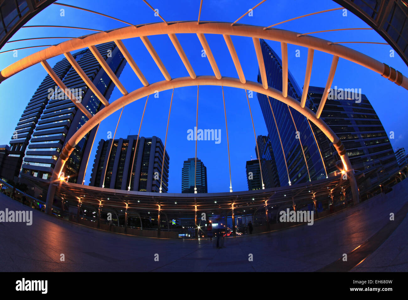 Bangkok Schambein Skywalk im Geschäft Bezirk Innenstadt Stadtbild bei Nacht, Fish-Eye-Perspektive Stockfoto