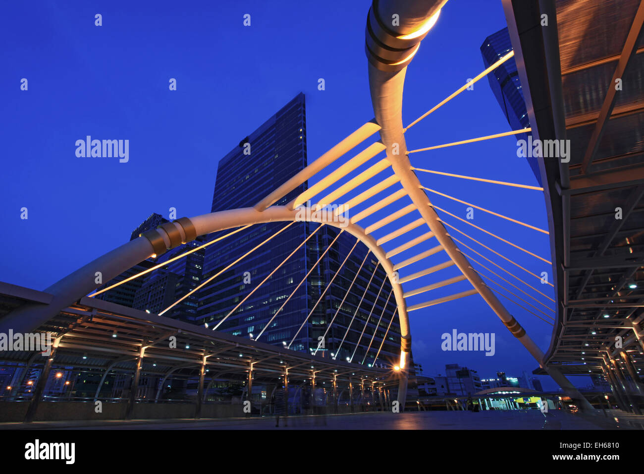 Pubic Skywalk in Bangkok Innenstadt Quadrat Nacht im Gewerbegebiet Stockfoto