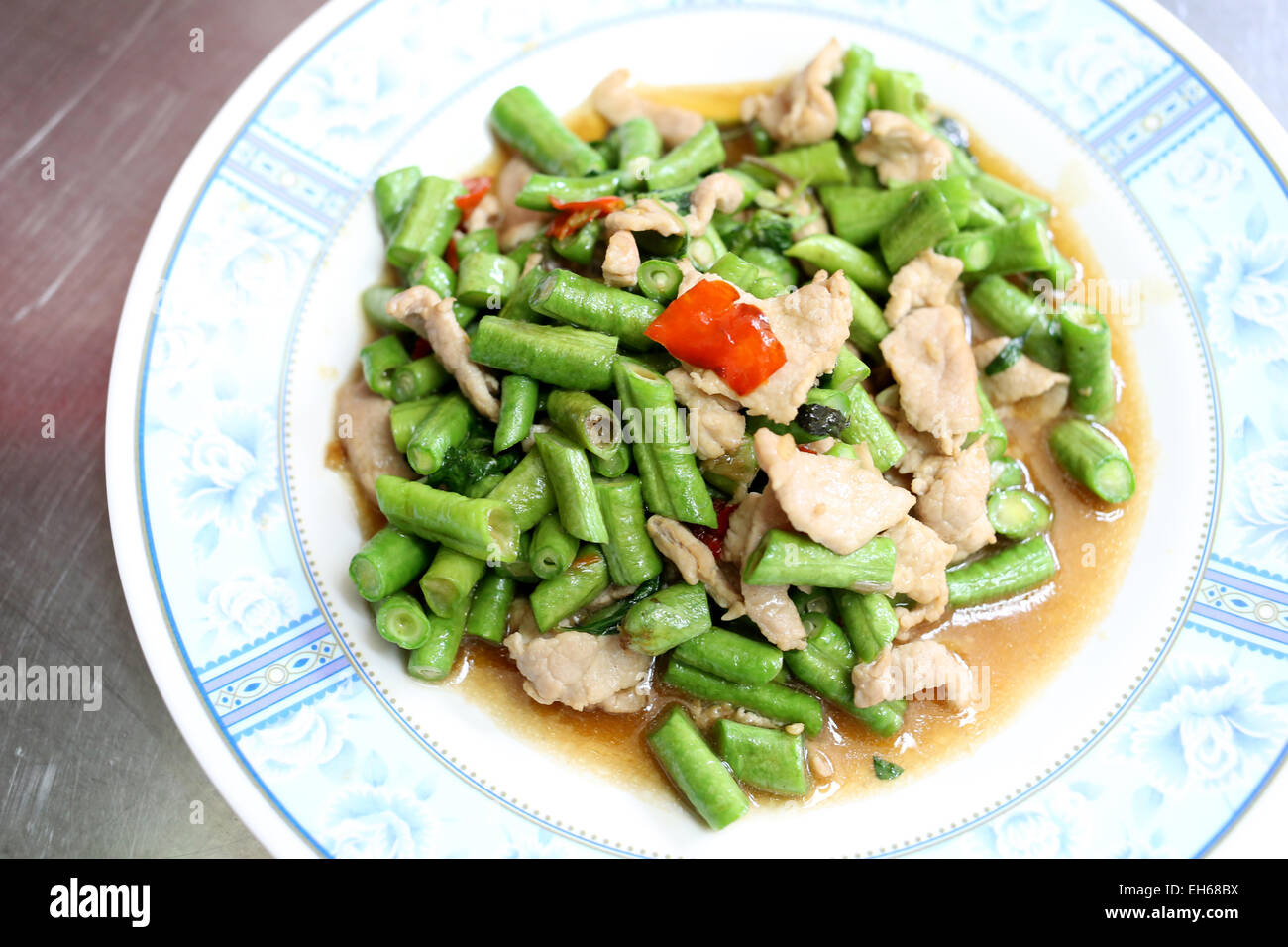 Blätterteig-Gemüse-Bohnen mit Schweinefleisch auf Teller in einem Restaurant. Stockfoto