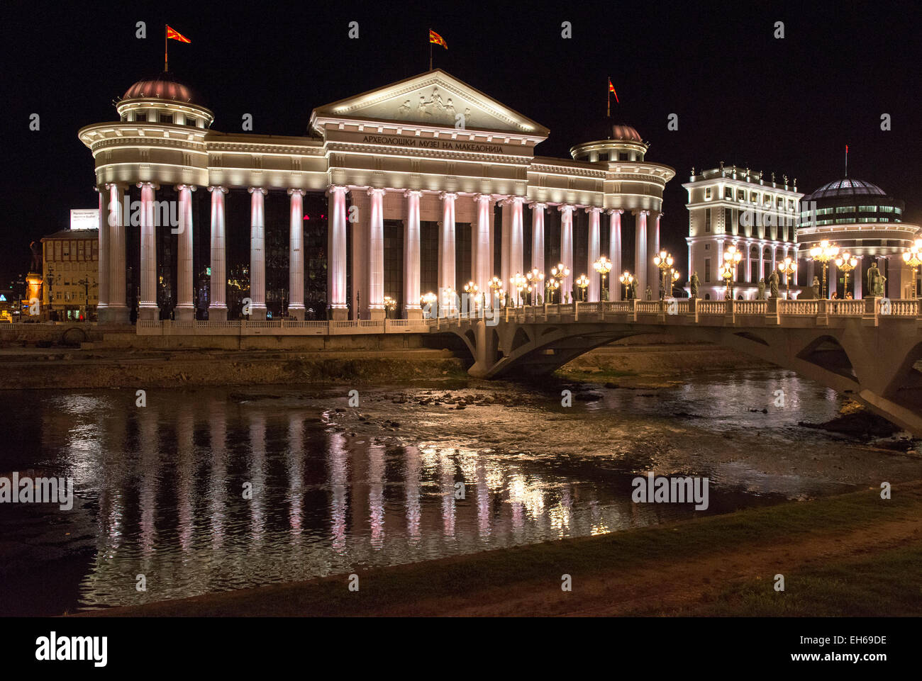 Archäologisches Museum von Mazedonien in der Nacht, Skopje Stockfoto