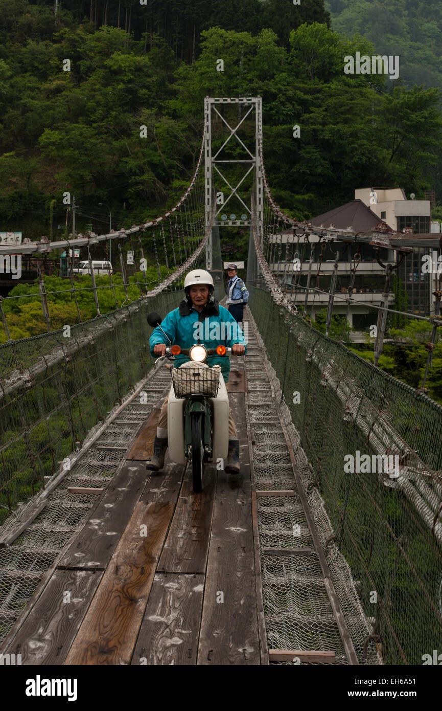 Ein einheimischer fährt einen Roller über Tanise Hängebrücke auf der Kii-Halbinsel, Präfektur Nara, Japan. Stockfoto