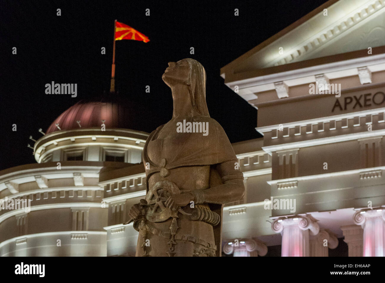 Statue vor dem archäologischen Museum von Mazedonien in der Nacht, Skopje Stockfoto