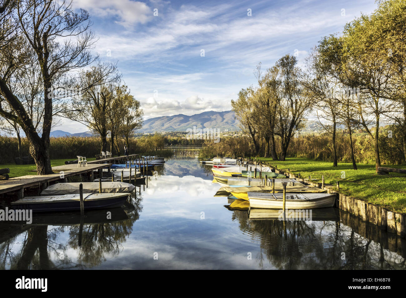 Boote in den kleinen Hafen von Azzate, Lago di Varese Stockfoto