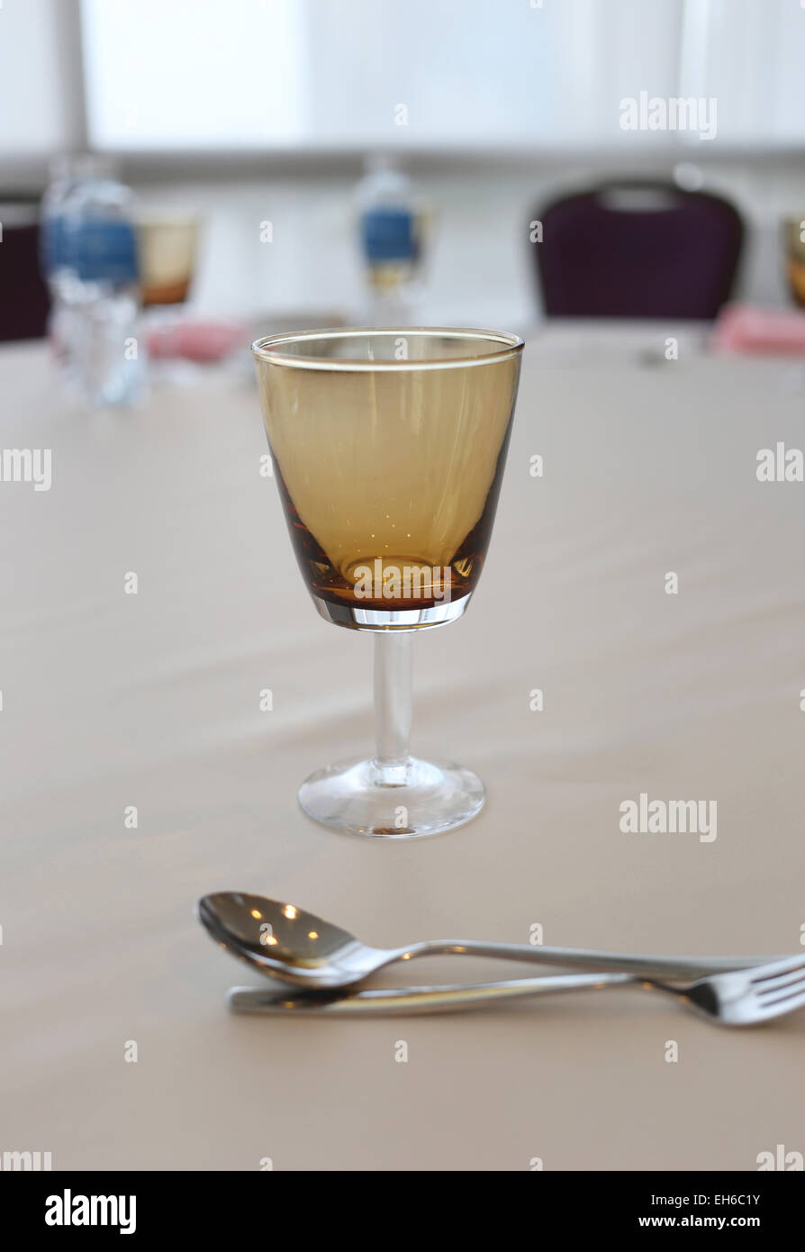 Glas auf das Geschirr im Restaurant. Stockfoto