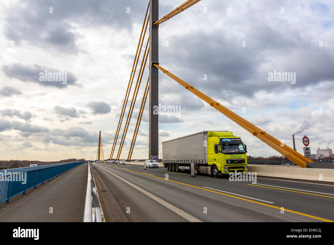 A40-Autobahnbrücke über den Rhein Risse Duisburg, Stahl Schrägseilbrücke, mit bedeutenden Brücke Schäden im Strahl Stockfoto